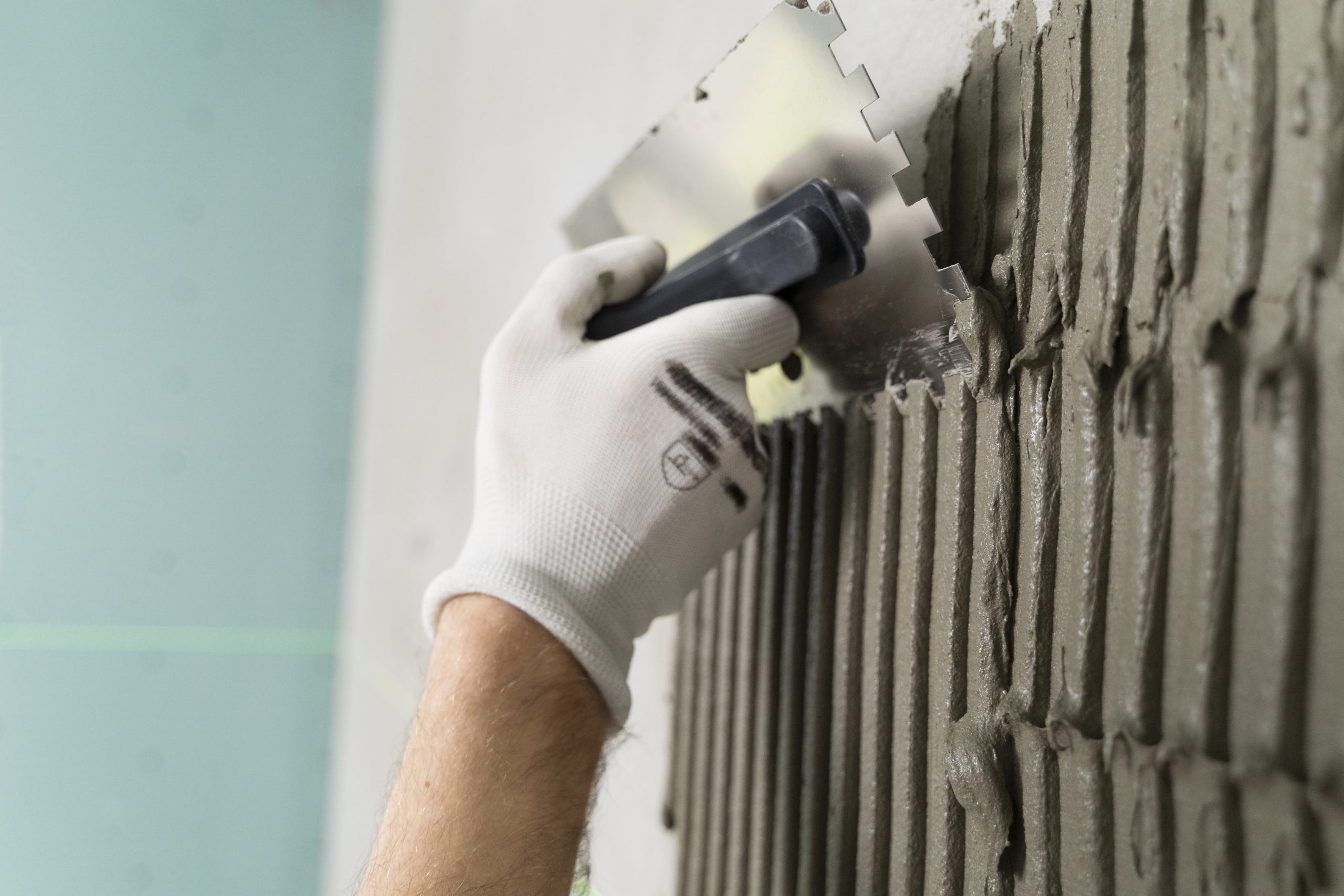 tiler trabajando en la renovacion del apartamento (1)